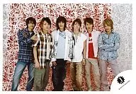 KAT-TUN/集合(6人)/横型・膝上・シャツ・背景赤、白模様の壁・上田腕組み/公式生写真