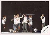 KAT-TUN/6人/横型・ライブフォト・全身・背景黒・ステージ・背景黒・Tシャツ白/公式生写真