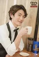 熊谷健太郎/上半身・右向き・衣装黒・白・右手カップ・左手机の上/くまがみ珈琲店～プレミアムブレンド～ ブロマイドセット第2弾 C