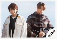 Sexy Zone/佐藤勝利・菊池風磨/横型・上半身・衣装白・黒・赤・チェック柄・佐藤目線右・菊池両手重ね・口閉じ/アルバム「PAGES」MV＆ジャケ写オフショット/公式生写真