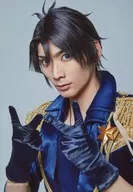 校條拳太朗(睦月始)/上半身・衣装青・両手ピース・背景白・キャラクターショット/2.5次元ダンスライブ「ツキウタ。」ステージ 第8幕『TSUKINO EMPIRE -Unleash your mind.-』トレーディングブロマイド(ツキステ。)