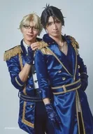 校條拳太朗(睦月始)・松田岳(弥生春)/膝上・衣装青・松田両手肩・首かしげ・背景白・キャラクターショット/2.5次元ダンスライブ「ツキウタ。」ステージ 第8幕『TSUKINO EMPIRE -Unleash your mind.-』トレーディングブロマイド(ツキステ。)