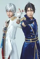 校條拳太朗(睦月始)・TAKA(霜月隼)/膝上・衣装青・白・黒・赤・手差し出し・TAKA右手胸元・目線右・背景白・キャラクターショット/2.5次元ダンスライブ「ツキウタ。」ステージ 第8幕『TSUKINO EMPIRE -Unleash your mind.-』トレーディングブロマイド(ツキステ。)