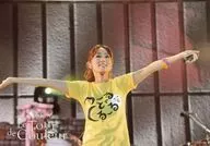 日笠陽子/ライブフォト・横型・上半身・衣装黄・白・両手上げ・左手マイク・体正面・背景グレー/ライブツアー「Le Tour de Couleur」フォトチョイス