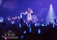 日笠陽子/ライブフォト・横型・膝上・衣装白・右手まげ ・左手マイク・顔右向き・手前観客・ライト紫/ライブツアー「Le Tour de Couleur」フォトチョイス