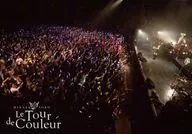 日笠陽子/ライブフォト・横型・全身・衣装黒・右手曲げ・左手マイク・左側観客・ライト白・背景黒/ライブツアー「Le Tour de Couleur」フォトチョイス