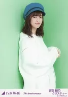 吉田綾乃クリスティー/膝上・背景緑・「7th Anniversary」/乃木坂46 2019年2月ランダム生写真