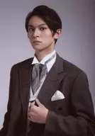 武藤賢人(白鳥和人)/上半身・衣装グレー・白・口閉じ・背景白グレー・キャラクターショット/舞台「探偵東堂解の事件録-大正浪漫探偵譚-」ブロマイド(個人セット)