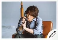 KAT-TUN/亀梨和也/横型・膝上・衣装グレー・黒・座り・左向き・両手受話器/亀梨和也 シングル「Rain」MV＆ジャケ写オフショット/公式生写真