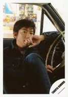 ジャニーズ/木村拓哉/膝上・衣装黒・座り・左手口・ハンドル・車内/木村拓哉 オフショット 第3弾/公式生写真