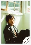 ジャニーズ/木村拓哉/膝上・座り・衣装黒・体右向き・寄りかかり・カメラ目線/木村拓哉 オフショット 第4弾/公式生写真