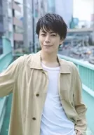 廣瀬智紀/上半身・衣装ベージュ・コート・左手腰・右手上げ・歩道橋/「廣瀬智紀台北ファンイベント2018」ブロマイド