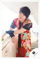 関西ジャニーズJr./西畑大吾/膝上・衣装赤・黒・右手手すり・腕交差・階段/18夏「明日を駆ける 少年たち」グッズ撮影オフショット/公式生写真