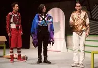 海老澤健次(万里チョウジ)・斉藤秀翼(エッフェル・トーマス)・齊藤教兵(花椰子)/ライブフォト・横型・全身・衣装赤・青・紫・白・黒・目線右・センター斉藤腕組み/舞台「昆虫戦士コンチュウジャー2～激突!恐怖の戦士、ネオコンチュウジャー!～」ブロマイド