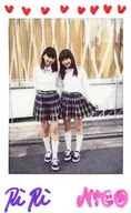☆月見里愛莉・星七虹心/[当選通知書付き]・直筆サイン入り・全身・制服白・スカート掴み・首傾げ・路上/雑誌「Chu→Boh チューボー VOL.90」プレゼント当選品生チェキ