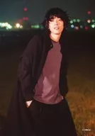 黒羽麻璃央/膝上・衣装黒・茶・両手ポケット・右向き・目線左・歯見せ・野外/黒羽麻璃央26thバースデーパーティ生写真セットA