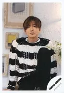 ジャニーズ/木村拓哉/膝上・座り・衣装黒.白・左膝立て・右手下・花/木村拓哉 スペシャルフォト2019 第1弾/公式生写真