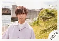 なにわ男子/高橋恭平/横型・バストアップ・衣装紫・白・両手下・口閉じ・右に植物/「少年たち 青春の光に・・・」グッズオフショット/公式生写真