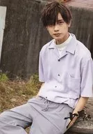 なにわ男子/高橋恭平/膝上・座り・衣装紫・白・両手ポケット・左向き・口閉じ/「少年たち 青春の光に・・・」オリジナルフォト