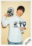 ジャニーズJr./鈴木大河/膝上・衣装白・両手ロゴ持ち・背景黄色/JOHNNYS’ ISLAND STORE オフショット/公式生写真