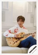 ジャニーズ/木村拓哉/膝上・座り・衣装白.赤・足組み・ギター/木村拓哉 スペシャルフォト2019 第2弾/公式生写真