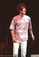 横田龍儀(佐久間咲也)/ライブフォト・膝上・衣装ピンク・顔右向き・キャラクターショット/「MANKAI STAGE『A3!』～SUMMER 2019～」ランダムブロマイド ステージショット