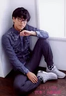 寺山武志/全身・衣装黒・座り・右向き・左膝立て・窓/2015早春＜雲水!大阪場所＞