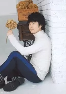 福山潤/全身・衣装白・座り・左向き・左手植物/「福山潤 dis-communicate スペシャルミニライブ」会場限定 物販購入特典ポートレート