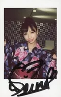 ☆鶴巻星奈/直筆サイン入り・上半身・衣装紫・赤・浴衣・両手上げ・笑顔・歯見せ・首傾げ/競これイベント特典生チェキ