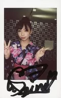 ☆鶴巻星奈/直筆サイン入り・上半身・衣装紫・赤・浴衣・両手ピース・口閉じ/競これイベント特典生チェキ