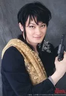 中村龍介/バストアップ・衣装黒・金・右手曲げ・銃・右向き・キャラクターショット/舞台「鬼切丸」ブロマイド