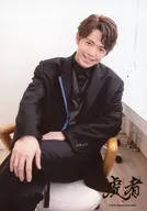 Travis Japan/吉澤閑也/膝上・衣装黒・椅子座り・右手左膝/「虎者 -NINJAPAN-」オリジナルフォト