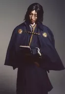 三好大貴(南海太郎朝尊)/膝上・戦闘服・背景グレー・キャラクターショット/舞台「『刀剣乱舞』維伝 朧の志士たち」ランダムブロマイド