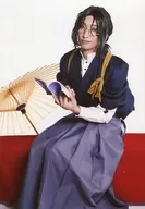 三好大貴(南海太郎朝尊)/膝上・内番衣装・縁台座り・キャラクターショット/舞台「『刀剣乱舞』維伝 朧の志士たち」ランダムブロマイド