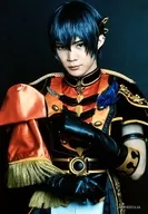 中島礼貴(卯月新)/上半身・左手上げ・背景黒・キャラクターショット/2.5次元ダンスライブ「ツキウタ。」ステージ 第9幕『しあわせあわせ』ブロマイド