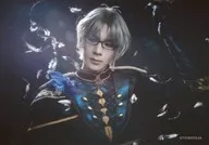 松田岳(弥生春)/横型・バストアップ・背景黒・羽根・キャラクターショット/2.5次元ダンスライブ「ツキウタ。」ステージ 第9幕『しあわせあわせ』トレーディングブロマイド(ステージ衣装Ver.)