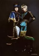 縣豪紀(睦月始)・松田岳(弥生春)/全身・松田左手腰・背景黒・キャラクターショット/2.5次元ダンスライブ「ツキウタ。」ステージ 第9幕『しあわせあわせ』トレーディングブロマイド(ステージ衣装Ver.)