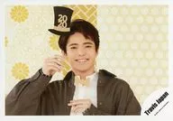Travis Japan/吉澤閑也/横型・バストアップ・衣装グレー・白・両手フォトプロップス・笑顔/Greeting Photo ～ニューイヤーVer.～/公式生写真