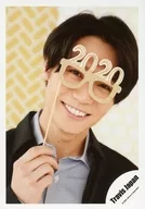 Travis Japan/松田元太/バストアップ・衣装黒・グレー・右手フォトプロップス・目元隠れ・笑顔/Greeting Photo ～ニューイヤーVer.～/公式生写真