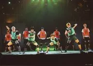集合(11人)/ライブフォト・横型・全身・衣装白・オレンジ・黒・緑・両手曲げ・木村前屈み・キャラクターショット・2Lサイズ/「ハイパープロジェクション演劇『ハイキュー!!』 “飛翔”」2L版舞台写真