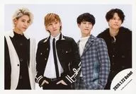 ジャニーズ/ラウール・京本大我・渡辺翔太・松村北斗/横型・膝上・衣装白・黒・グレー・目線右・京本両手ポケット・背景白/シングル「Imitation Rain / D.D.」MV＆ジャケ写オフショット/公式生写真