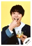 HiHi Jets/作間龍斗/バストアップ・衣装白・紺・両手曲げ・口開け・お菓子・背景黄色/Greeting Photo ～ホワイトデーVer.～/公式生写真