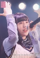 平野ひかる/ライブフォト・バストアップ・衣装白・青・右手上げ/湯浅順司「その雫は、未来へと繋がる虹になる。」公演 藤園麗 生誕祭 ランダム生写真 2020.2.8