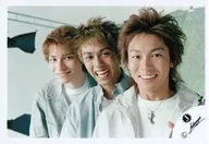 Musical Academy/集合(3人)/横型・バストアップ・衣装白・水色・センター米花・口開き・体右向き/公式生写真