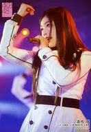 道枝咲/ライブフォト・上半身・衣装白・黒・左手マイク口元/AKB48 チームA「目撃者」公演 篠崎彩奈 生誕祭 ランダム生写真 2020.2.18