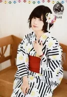 純情のアフィリア/マホ/膝上・座り・衣装白・黒・浴衣・左手襟元・右手膝・左向き・カメラ目線・上枠に提灯イラスト/2018 浴衣 ランダム写真セット