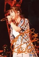 亜咲花/印刷サイン入り・ライブフォト・膝上・衣装青・チェック柄・左向き/Blu-ray「亜咲花 20th Birthday Live ～EVE～」初回封入特典ブロマイド