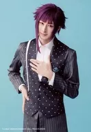 田中涼星(有栖川誉)/膝上・フォーマル衣装・背景水色・キャラクターショット/「MANKAI STAGE 『A3! 』～WINTER 2020～」ソロブロマイド