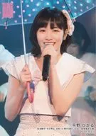 平野ひかる/ライブフォト・上半身・衣装ベージュ・右手傘/湯浅順司「その雫は、未来へと繋がる虹になる。」配信限定公演 ランダム生写真 2020.3.21