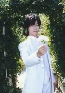 高橋健介/膝上・衣装白・右向き・右手花・植物・「SMART・BOYS」/「『初めての高橋健介バースデーイベント』～あ、ついでにカレンダーも売っちゃうよ～」L版ブロマイドB